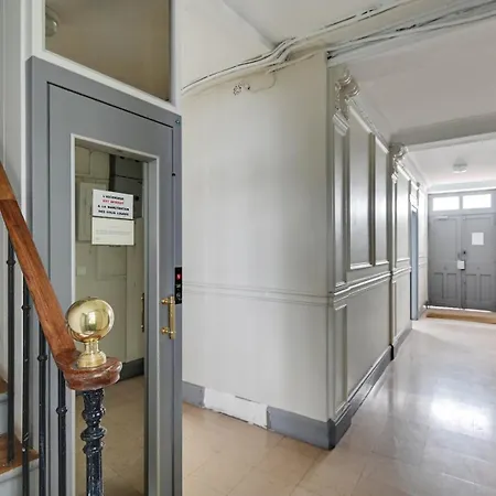 Aux Portes Du Pantheon *